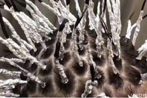 錫紙燙后多久洗頭 錫紙燙洗頭洗多了會(huì)不會(huì)變回原樣 錫紙燙后多久洗頭 錫紙燙洗頭洗多了會(huì)不會(huì)變回原樣