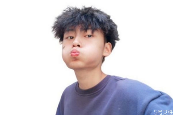 錫紙燙如何洗頭 錫紙燙和鋼夾燙的區(qū)別 錫紙燙如何洗頭 錫紙燙和鋼夾燙的區(qū)別