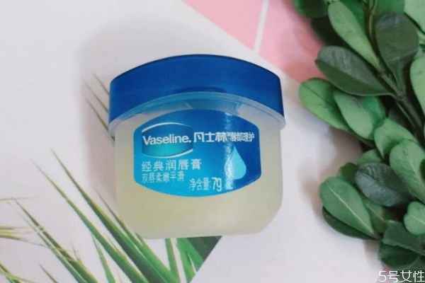 凡士林唇膏的功效 凡士林唇膏的作用 凡士林唇膏的功效 凡士林唇膏的作用