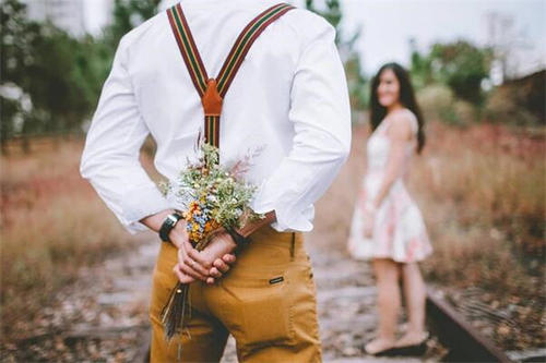 男生見到暗戀女生會(huì)怎樣 男生見到暗戀女生的反應(yīng)