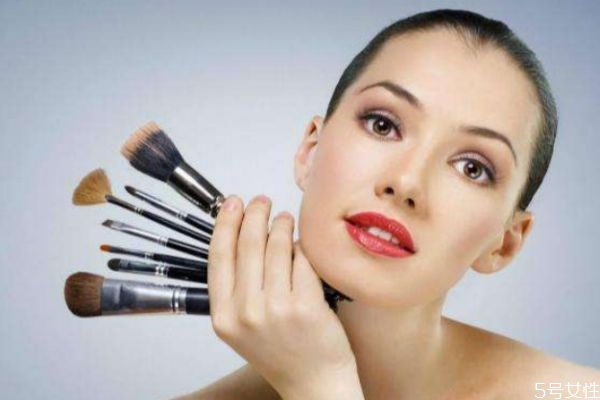 為什么化妝會(huì)長痘 化妝長痘的原因 為什么化妝會(huì)長痘 化妝長痘的原因