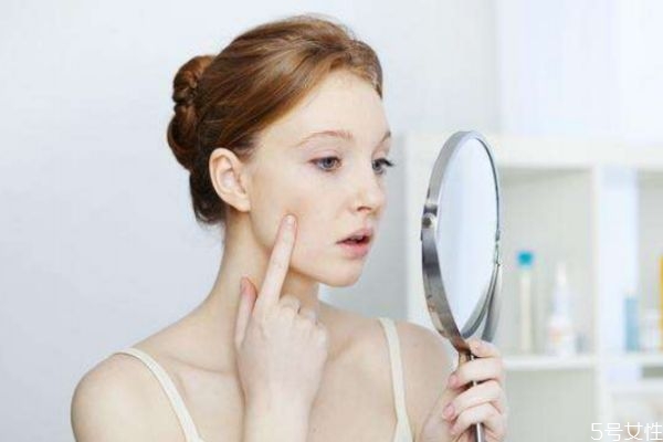 為什么化妝會(huì)長痘 化妝長痘的原因 為什么化妝會(huì)長痘 化妝長痘的原因