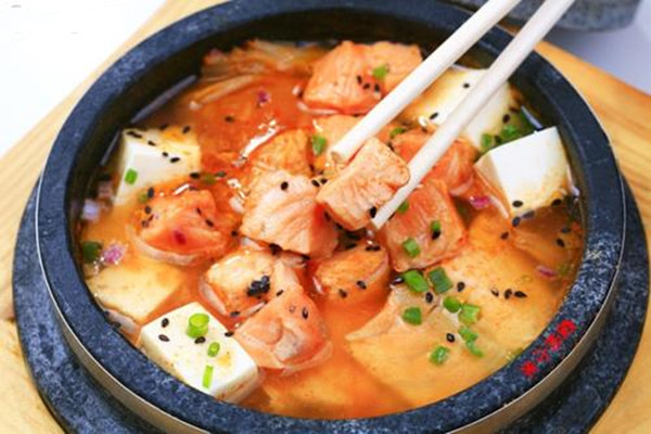 三文魚豆腐湯的做法 三文魚豆腐湯怎么做好吃 三文魚豆腐湯的做法 三文魚豆腐湯怎么做好吃