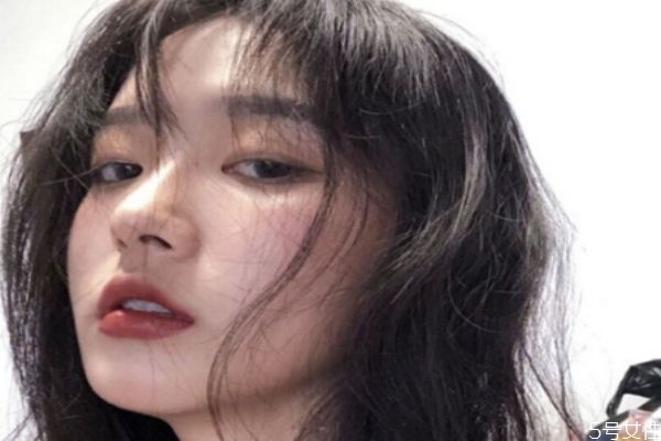 黑色頭發(fā)怎么燙不顯老 黑藍(lán)色頭發(fā)好看嗎 黑色頭發(fā)怎么燙不顯老 黑藍(lán)色頭發(fā)好看嗎