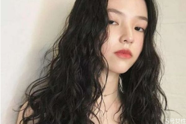 羊毛卷劉海適合大臉嗎 圓臉大臉適合羊毛卷嗎 羊毛卷劉海適合大臉嗎 圓臉大臉適合羊毛卷嗎