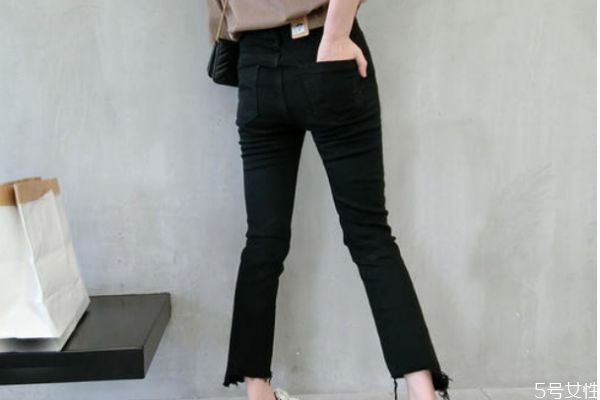 黑色牛仔褲怎么搭配上衣 黑色牛仔褲搭配上衣的方法 黑色牛仔褲怎么搭配上衣 黑色牛仔褲搭配上衣的方法