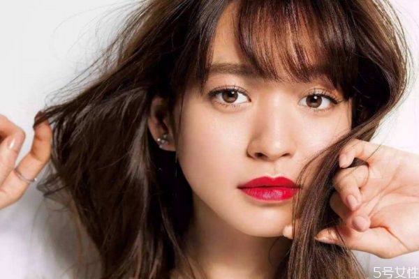 口紅怎么涂好看 口紅的簡(jiǎn)單涂發(fā) 口紅怎么涂好看 口紅的簡(jiǎn)單涂發(fā)