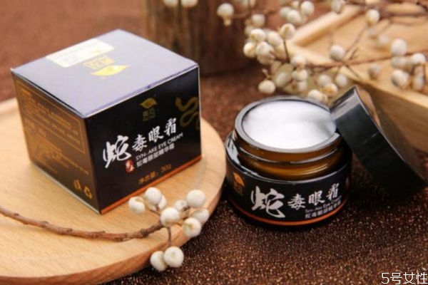 蛇毒眼霜真的有用嗎 蛇毒眼霜真的對(duì)黑眼圈有用嗎 蛇毒眼霜真的有用嗎 蛇毒眼霜真的對(duì)黑眼圈有用嗎