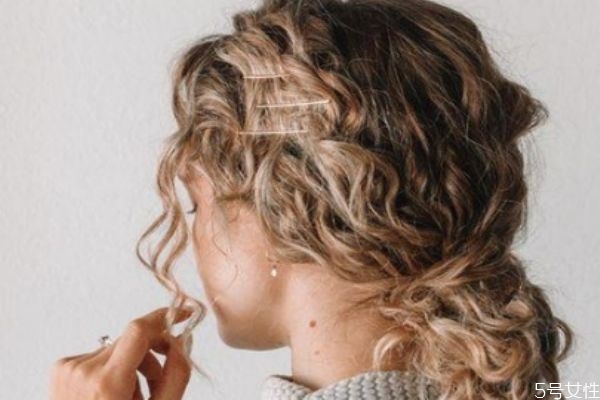 用卷發(fā)棒可以維持多久 這樣做讓卷發(fā)維持更長時(shí)間 用卷發(fā)棒可以維持多久 這樣做讓卷發(fā)維持更長時(shí)間