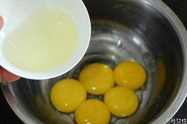 蛋清可以直接涂在臉上嗎 臉上可以直接涂蛋清嗎 蛋清可以直接涂在臉上嗎 臉上可以直接涂蛋清嗎