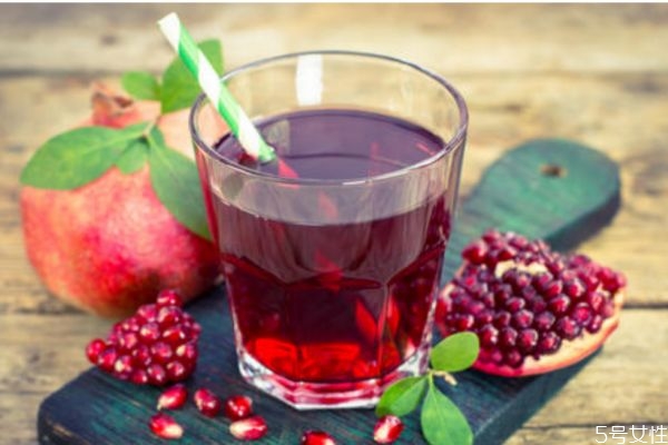 石榴汁有什么功效 喝石榴汁有什么作用 石榴汁有什么功效 喝石榴汁有什么作用