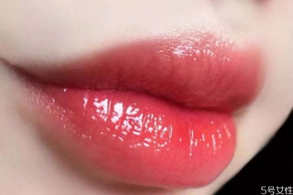 唇釉為什么老是粘牙齒 唇釉粘牙齒怎么辦 唇釉為什么老是粘牙齒 唇釉粘牙齒怎么辦