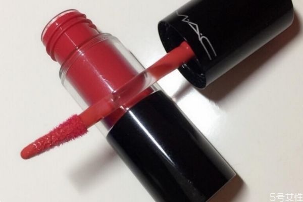 夏天適合涂啞光口紅嗎 唇釉和唇膏的區(qū)別 夏天適合涂啞光口紅嗎 唇釉和唇膏的區(qū)別