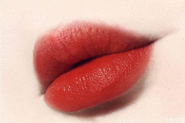 夏天用唇釉還是口紅好 夏天唇釉怎么存放 夏天用唇釉還是口紅好 夏天唇釉怎么存放