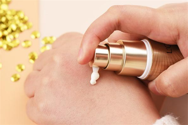 歐萊雅小金管和安耐曬哪個(gè)好 歐萊雅小金管防曬霜多久成膜 歐萊雅小金管和安耐曬哪個(gè)好 歐萊雅小金管防曬霜多久成膜