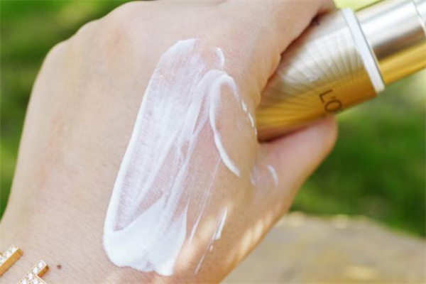 歐萊雅小金管和安耐曬哪個(gè)好 歐萊雅小金管防曬霜多久成膜 歐萊雅小金管和安耐曬哪個(gè)好 歐萊雅小金管防曬霜多久成膜