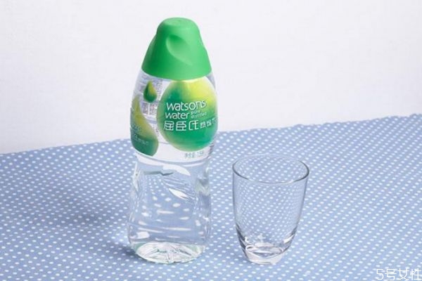 蒸餾水敷臉的好處 蒸餾水敷臉的功效 蒸餾水敷臉的好處 蒸餾水敷臉的功效