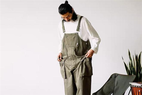 工裝背帶褲怎么搭配 工裝背帶褲配什么上衣 工裝背帶褲怎么搭配 工裝背帶褲配什么上衣
