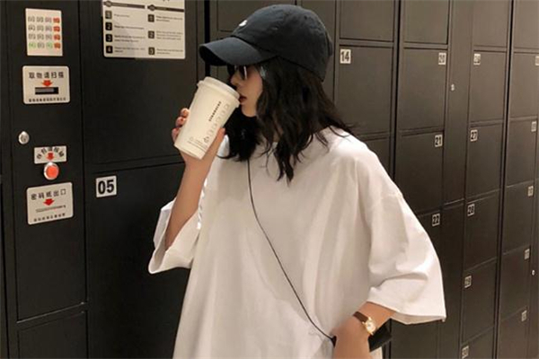 白色t恤配什么顏色帽子好看 白t恤搭配帽子圖片 白色t恤配什么顏色帽子好看 白t恤搭配帽子圖片