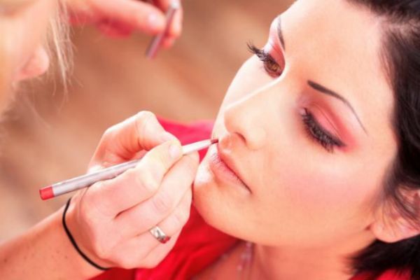 涂口紅時(shí)嘴巴干怎么辦 嘴巴涂口紅起皮怎么辦 涂口紅時(shí)嘴巴干怎么辦 嘴巴涂口紅起皮怎么辦