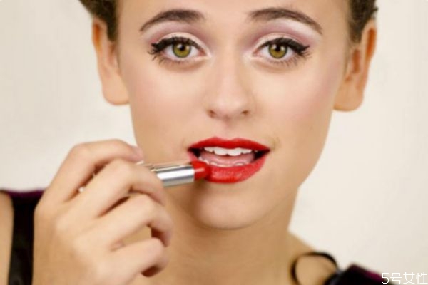 涂口紅時(shí)嘴巴干怎么辦 嘴巴涂口紅起皮怎么辦 涂口紅時(shí)嘴巴干怎么辦 嘴巴涂口紅起皮怎么辦