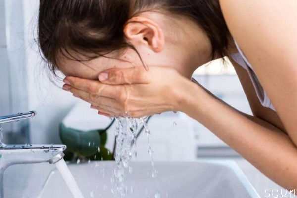 臉部出油怎么改善 臉部出油的解決方法 臉部出油怎么改善 臉部出油的解決方法