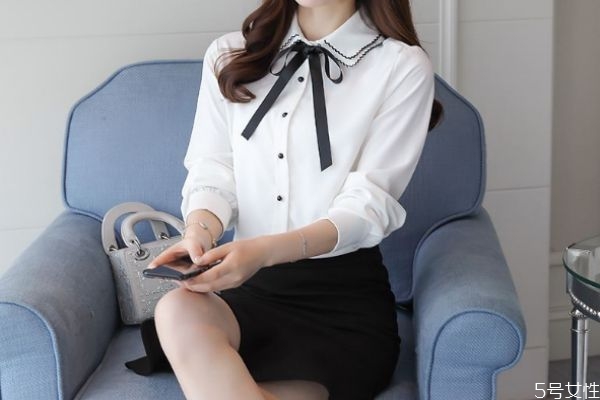 娃娃領(lǐng)襯衫怎么搭配褲子 娃娃領(lǐng)襯衫搭配褲子的方法 娃娃領(lǐng)襯衫怎么搭配褲子 娃娃領(lǐng)襯衫搭配褲子的方法