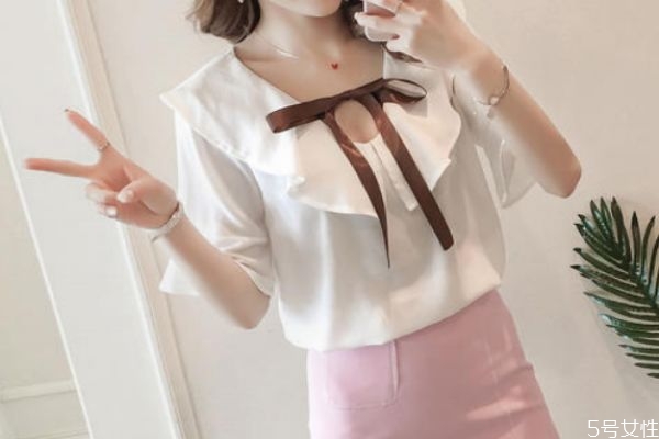 娃娃領(lǐng)襯衫怎么搭配褲子 娃娃領(lǐng)襯衫搭配褲子的方法 娃娃領(lǐng)襯衫怎么搭配褲子 娃娃領(lǐng)襯衫搭配褲子的方法