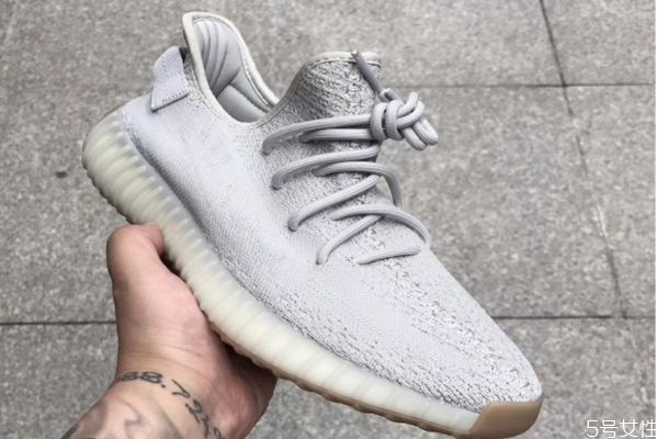 yeezy前面擠腳怎么辦 yeezy前面擠腳怎么解決 yeezy前面擠腳怎么辦 yeezy前面擠腳怎么解決