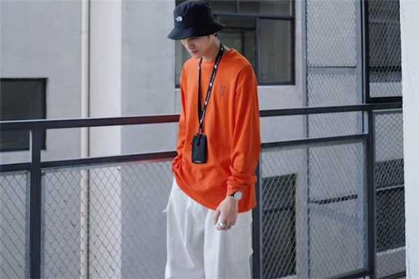 白色闊腿褲配什么顏色上衣 白色闊腿褲搭配上衣圖片 白色闊腿褲配什么顏色上衣 白色闊腿褲搭配上衣圖片