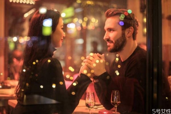 和不愛(ài)你的男生約會(huì)是怎么樣的 男生不愛(ài)你約會(huì)時(shí)的表現(xiàn) 和不愛(ài)你的男生約會(huì)是怎么樣的 男生不愛(ài)你約會(huì)時(shí)的表現(xiàn)