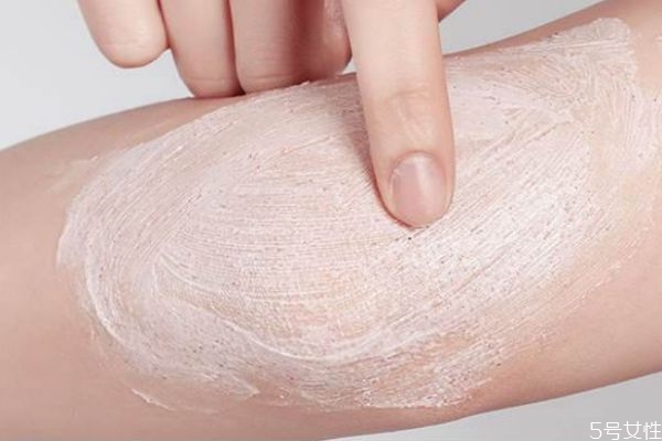 身體磨砂膏可以用在臉上嗎 臉部磨砂膏可以用在身體上嗎 身體磨砂膏可以用在臉上嗎 臉部磨砂膏可以用在身體上嗎