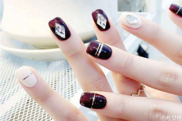 美甲底膠涂幾遍 甲油膠怎么保持長久 美甲底膠涂幾遍 甲油膠怎么保持長久