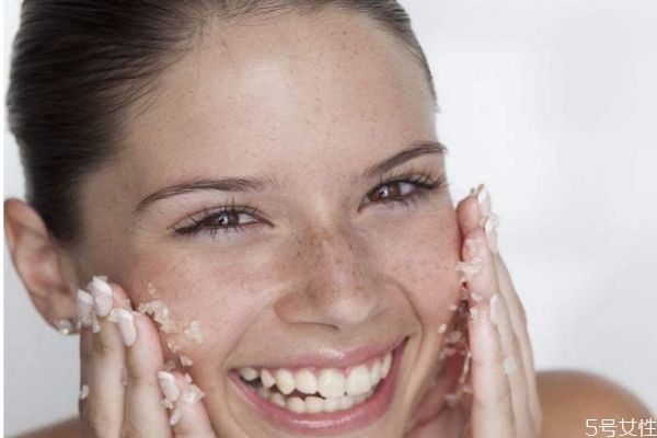 洗臉的時候臉上搓泥 臉上搓泥怎么回事 洗臉的時候臉上搓泥 臉上搓泥怎么回事