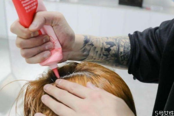 頭皮染到顏色怎么辦 頭皮染到顏色怎么解決 頭皮染到顏色怎么辦 頭皮染到顏色怎么解決