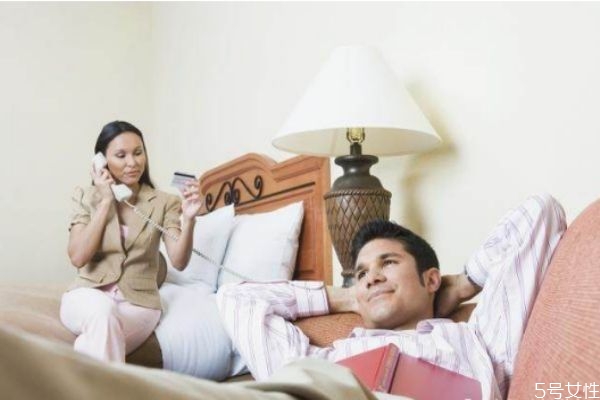 老公摔東西應(yīng)該離婚嗎 老公家里砸東西是家暴嗎 老公摔東西應(yīng)該離婚嗎 老公家里砸東西是家暴嗎