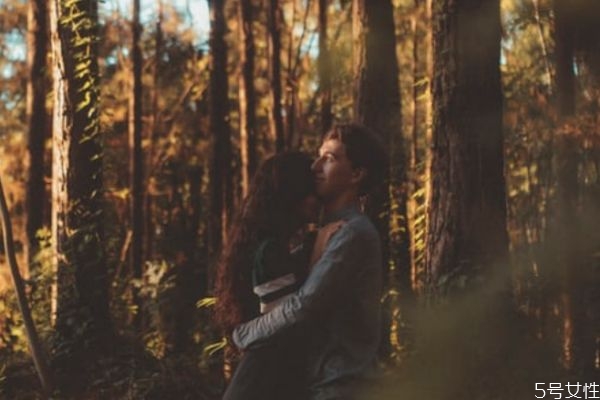 老公摔東西應(yīng)該離婚嗎 老公家里砸東西是家暴嗎 老公摔東西應(yīng)該離婚嗎 老公家里砸東西是家暴嗎