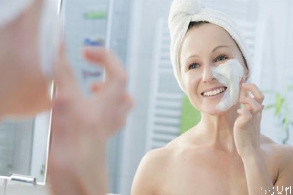 敷完面膜之后可以用精華嗎 敷完面膜后還要用精華嗎 敷完面膜之后可以用精華嗎 敷完面膜后還要用精華嗎