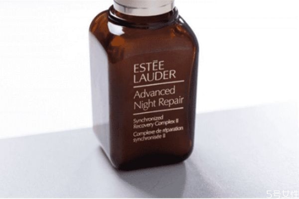 小棕瓶白天可以用嗎 雅思蘭黛白天使用配合防曬更好 小棕瓶白天可以用嗎 雅思蘭黛白天使用配合防曬更好