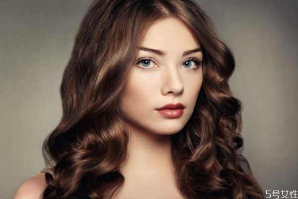 頭發(fā)油可以用爽身粉嗎 爽身粉去頭油有用嗎 頭發(fā)油可以用爽身粉嗎 爽身粉去頭油有用嗎