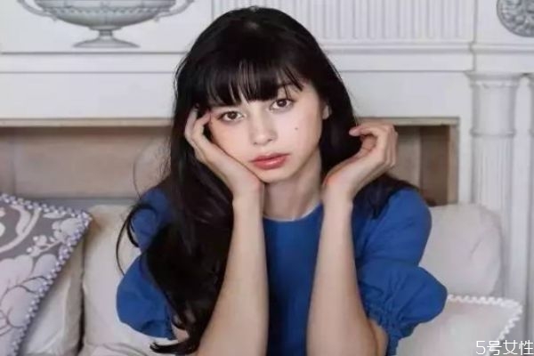 如何用爽身粉去頭油 爽身粉去油頭的步驟 如何用爽身粉去頭油 爽身粉去油頭的步驟