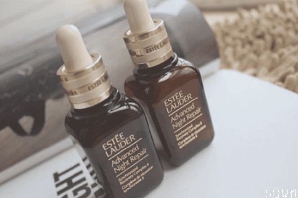 小棕瓶白天可以用嗎 雅思蘭黛白天使用配合防曬更好 小棕瓶白天可以用嗎 雅思蘭黛白天使用配合防曬更好