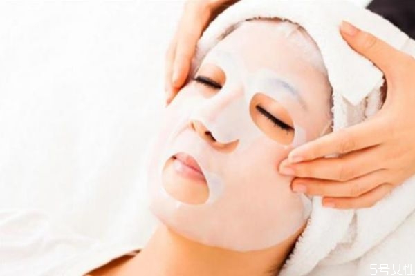 敷完面膜之后可以用精華嗎 敷完面膜后還要用精華嗎 敷完面膜之后可以用精華嗎 敷完面膜后還要用精華嗎