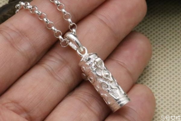 白銀項(xiàng)鏈為什么會(huì)變色 白銀項(xiàng)鏈變色的原因 白銀項(xiàng)鏈為什么會(huì)變色 白銀項(xiàng)鏈變色的原因