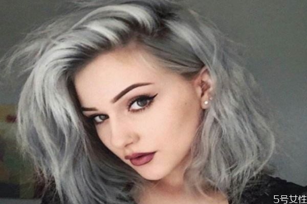 自己染發(fā)后沖洗可以用洗發(fā)水嗎 染完發(fā)洗頭用洗發(fā)水嗎 自己染發(fā)后沖洗可以用洗發(fā)水嗎 染完發(fā)洗頭用洗發(fā)水嗎