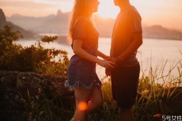 婚內(nèi)搞曖昧算出軌嗎 精神出軌的男人還愛老婆嗎 婚內(nèi)搞曖昧算出軌嗎 精神出軌的男人還愛老婆嗎