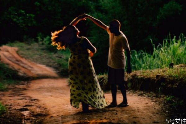 婚內(nèi)搞曖昧算出軌嗎 精神出軌的男人還愛老婆嗎 婚內(nèi)搞曖昧算出軌嗎 精神出軌的男人還愛老婆嗎