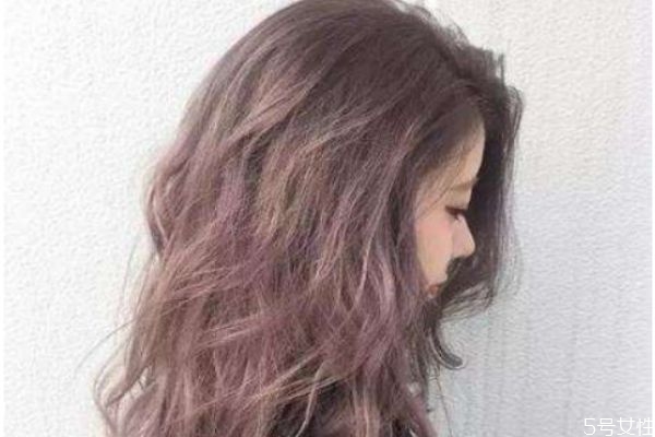 自己染發(fā)后沖洗可以用洗發(fā)水嗎 染完發(fā)洗頭用洗發(fā)水嗎 自己染發(fā)后沖洗可以用洗發(fā)水嗎 染完發(fā)洗頭用洗發(fā)水嗎