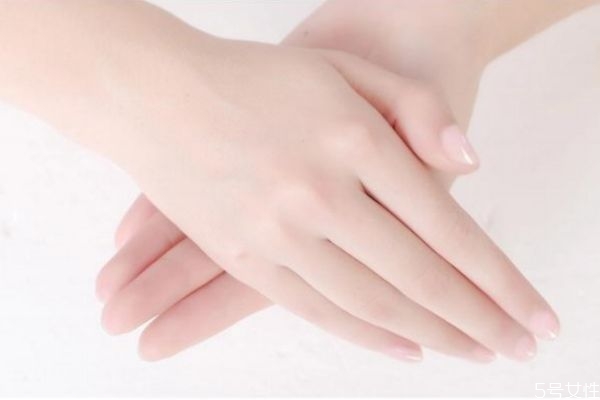 美甲第一步驟先用什么 普通指甲油可以用美甲燈烤嗎 美甲第一步驟先用什么 普通指甲油可以用美甲燈烤嗎