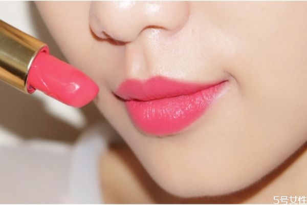 緞光口紅和啞光的區(qū)別 緞光口紅是滋潤的嗎 緞光口紅和啞光的區(qū)別 緞光口紅是滋潤的嗎